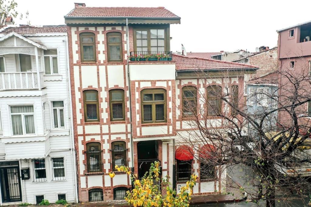Historical Greco-Ottoman Pavilion Near Tram In Fatih 이스탄불 외부 사진