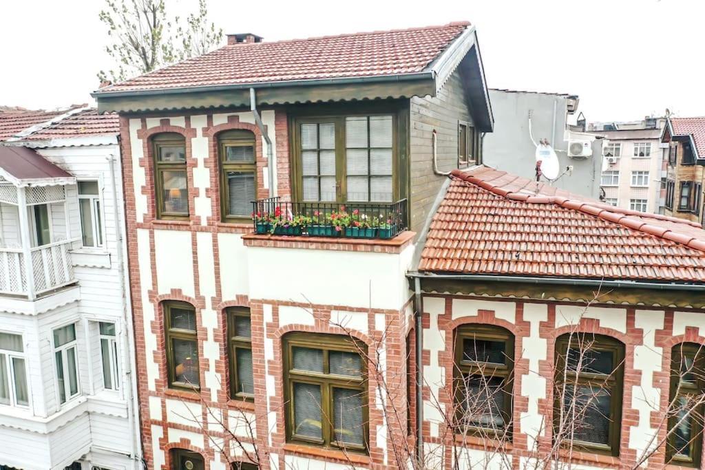 Historical Greco-Ottoman Pavilion Near Tram In Fatih 이스탄불 외부 사진