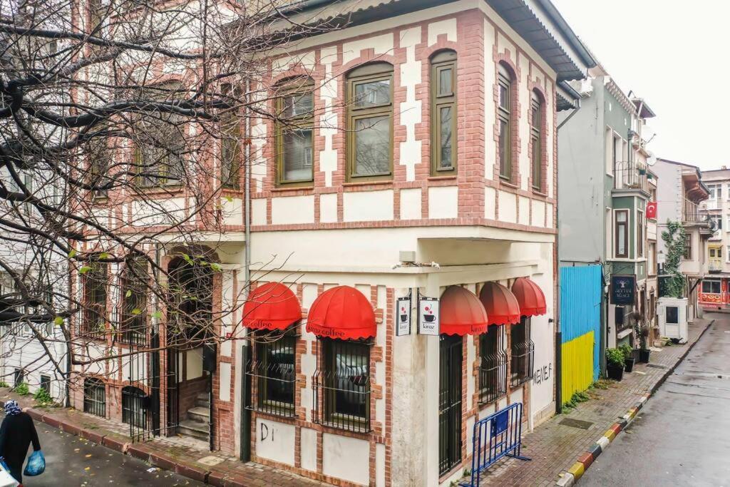 Historical Greco-Ottoman Pavilion Near Tram In Fatih 이스탄불 외부 사진