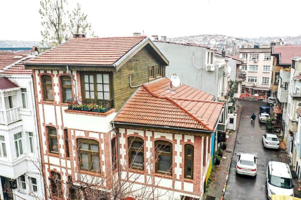 Historical Greco-Ottoman Pavilion Near Tram In Fatih 이스탄불 외부 사진