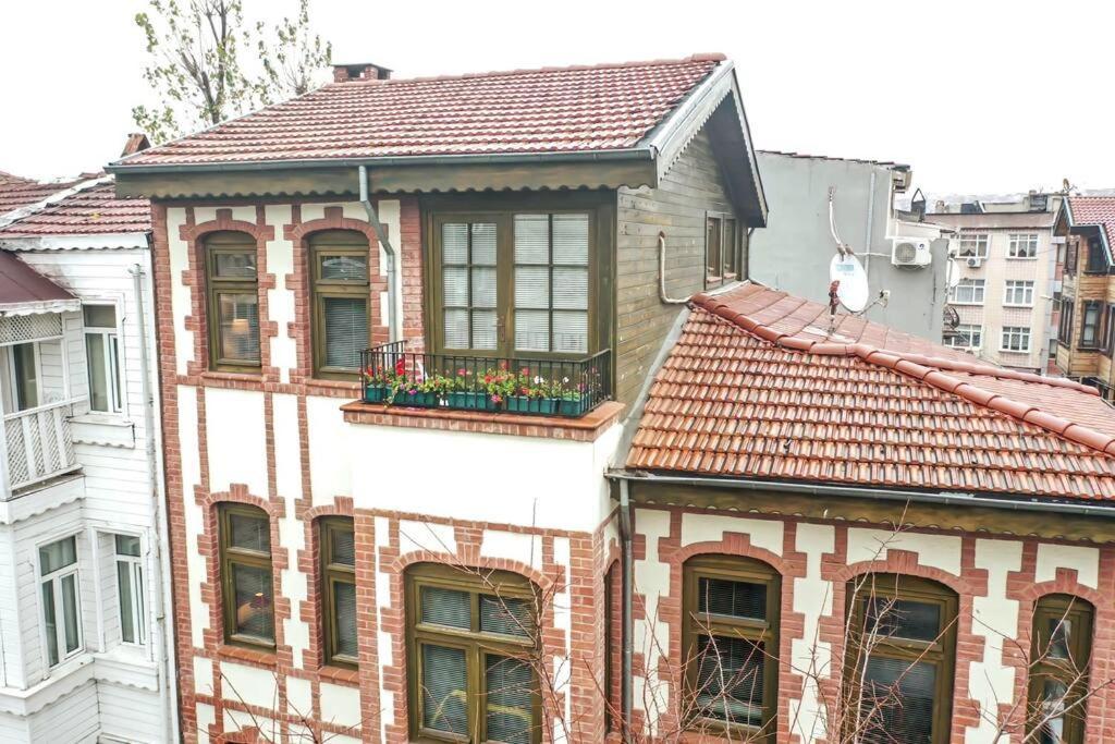 Historical Greco-Ottoman Pavilion Near Tram In Fatih 이스탄불 외부 사진