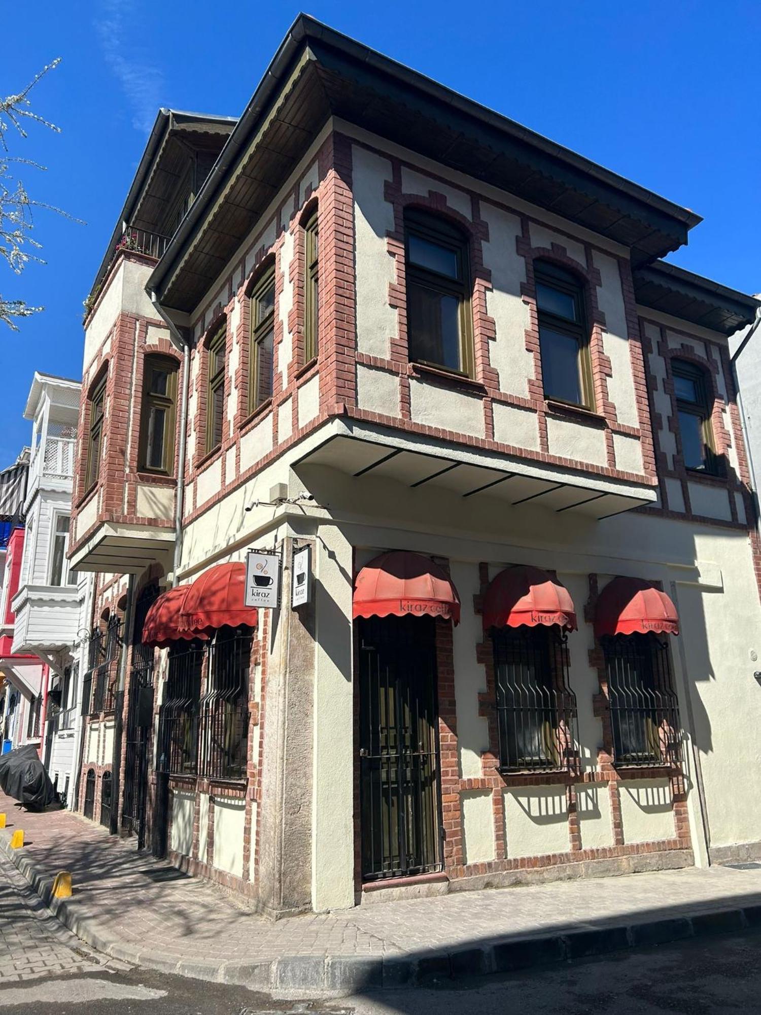 Historical Greco-Ottoman Pavilion Near Tram In Fatih 이스탄불 외부 사진